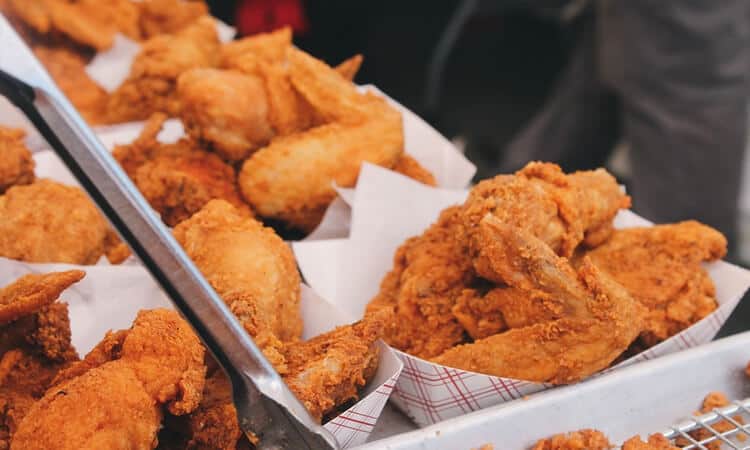 Cachorro pode comer pé de galinha? Descubra quais partes do frango fazem mal para o peludo!