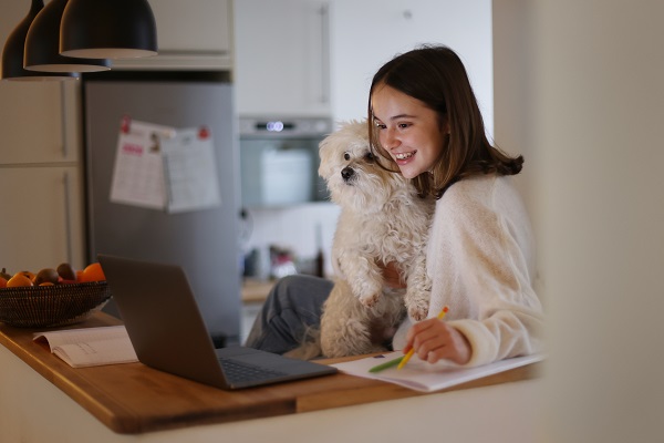 Pesquisa revela que interação com pets pode ajudar jovens no ensino virtual