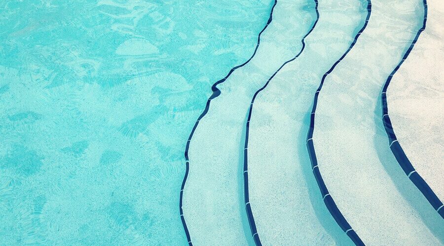 Qual é a importância de medir a alcalinidade da piscina?