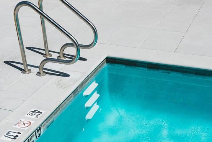 Qual piscina é melhor: vinil ou azulejo? Descubra agora!